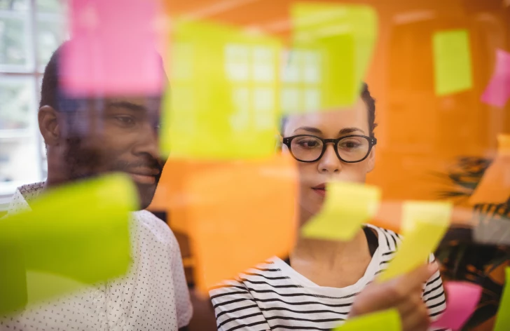 Collega's die samen een veranderplan aan het opstellen als Change Agents