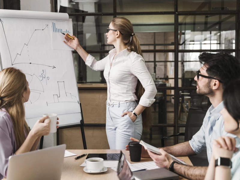 Een groep collega's die samen een statistische analyse uitvoert tijdens een Lean verbetertraject.