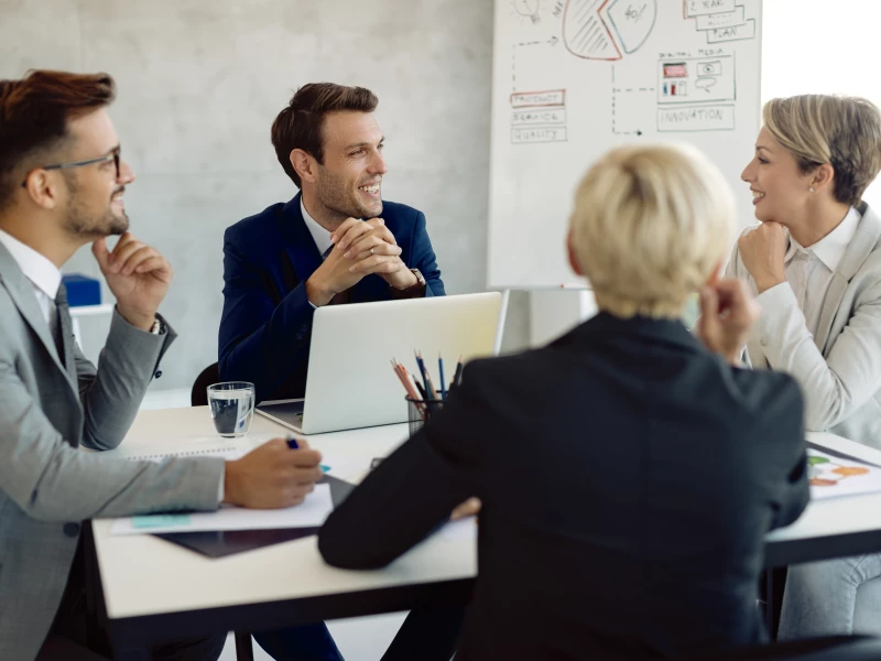 Groepje collega's die samen helderheid hebben over de Lean uitrol dankzij sterk leiderschap