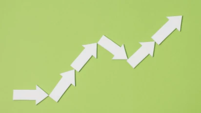 Abstracte weergave van witte pijlen op een groene achtergrond, wat lijkt op Value Stream Mapping van Lean Six Sigma